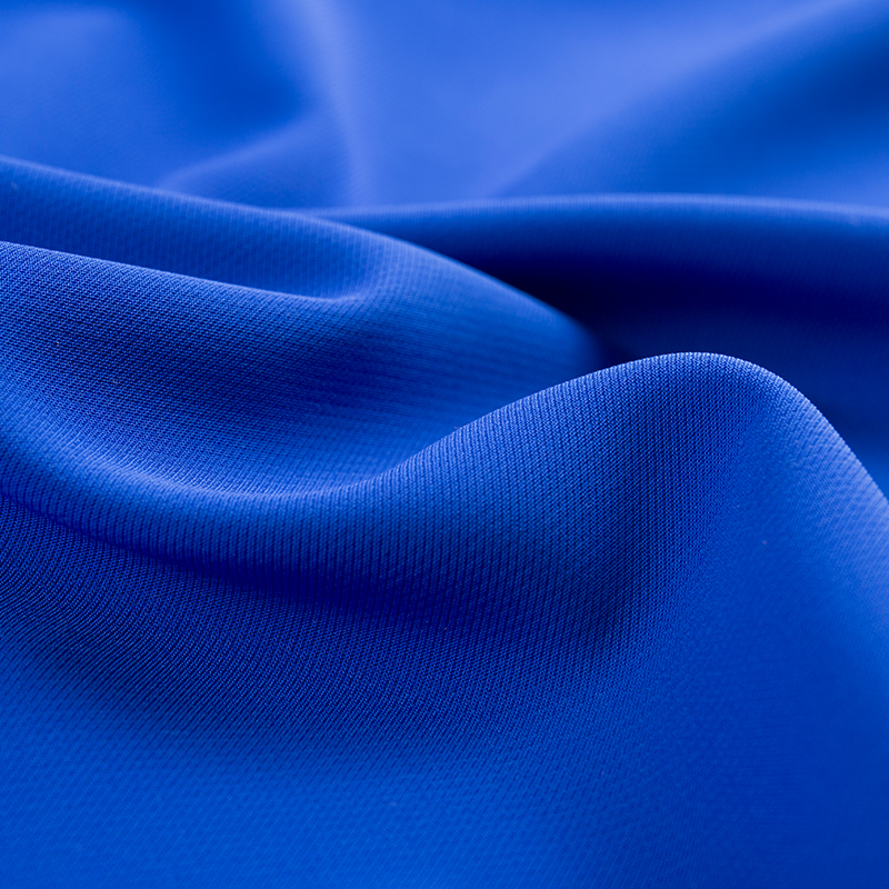 نسيج مرن رباعي الاتجاهات مُقَلَّم بِخُطُوط رفيعة ثابتة من خيوط مركبة مستمرة