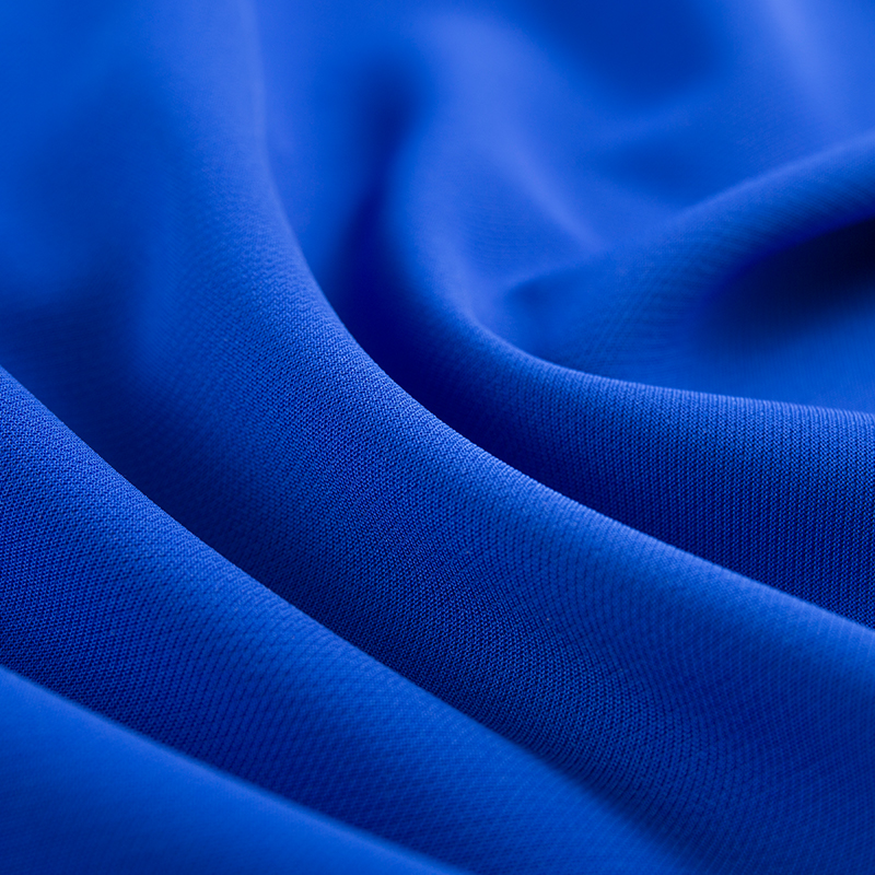 نسيج مرن رباعي الاتجاهات مُقَلَّم بِخُطُوط رفيعة ثابتة من خيوط مركبة مستمرة