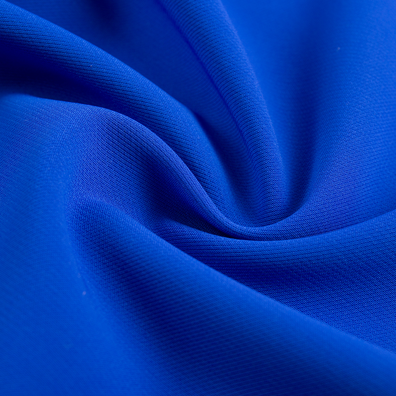 نسيج مرن رباعي الاتجاهات مُقَلَّم بِخُطُوط رفيعة ثابتة من خيوط مركبة مستمرة